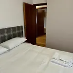 Spacious Alpine Retreat & Parking Apartament