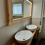 Apartament Spacious Alpine Retreat & Parking